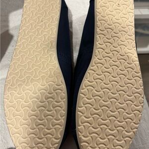 Navy Tom’s
Women’s size 8
Very gently worn